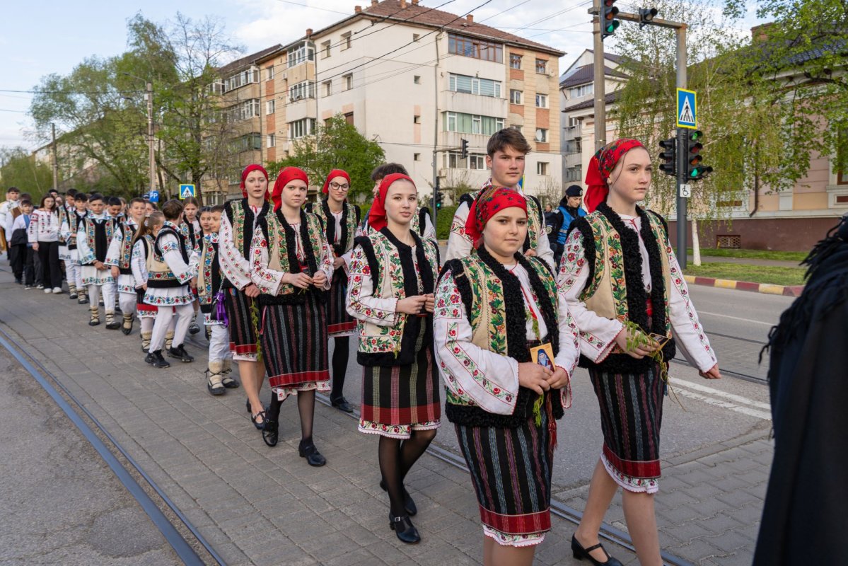 Sfântul Cuvios Cleopa de la Sihăstria, purtat în procesiune la Botoșani 360757
