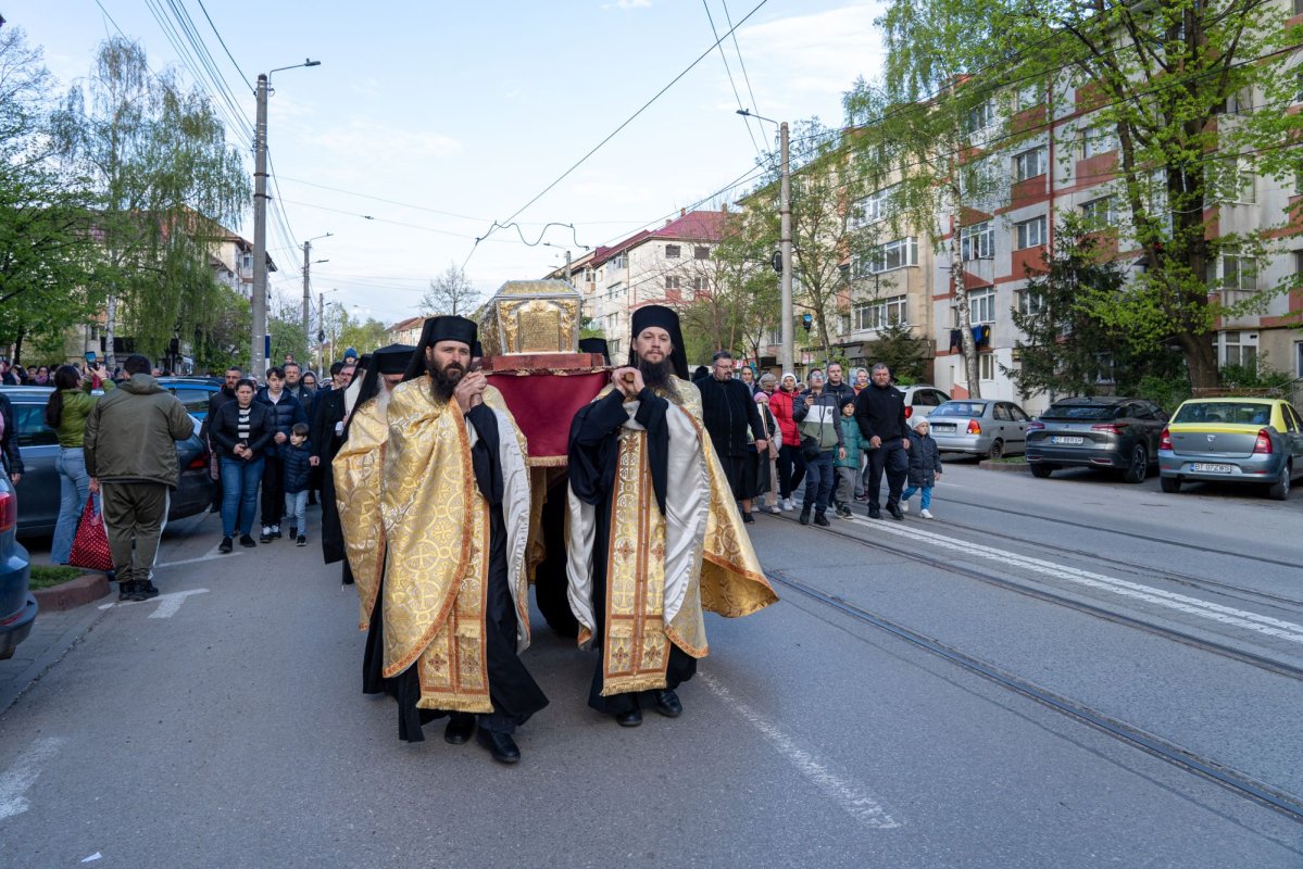 Sfântul Cuvios Cleopa de la Sihăstria, purtat în procesiune la Botoșani 360759