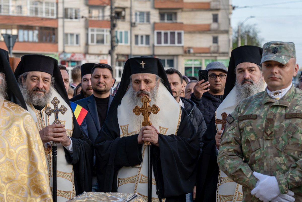 Sfântul Cuvios Cleopa de la Sihăstria, purtat în procesiune la Botoșani 360760