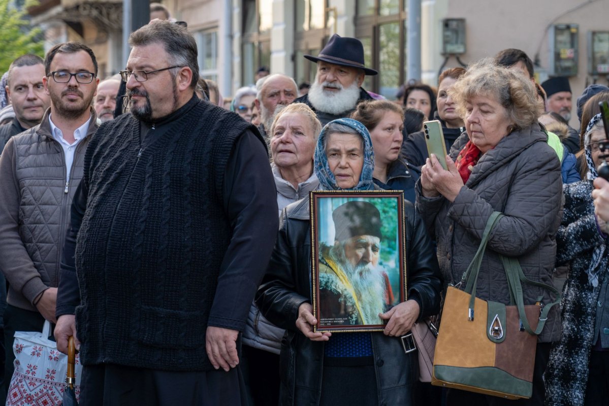 Sfântul Cuvios Cleopa de la Sihăstria, purtat în procesiune la Botoșani 360763