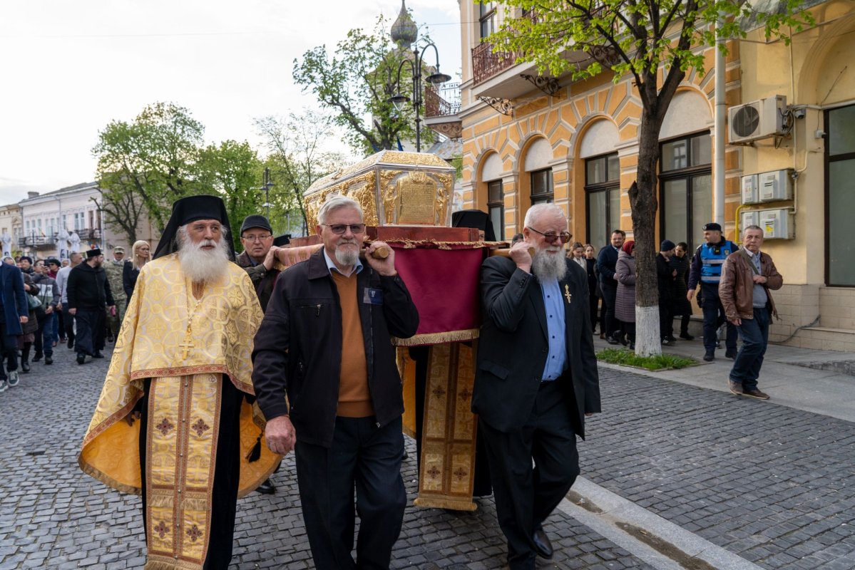 Sfântul Cuvios Cleopa de la Sihăstria, purtat în procesiune la Botoșani 360765