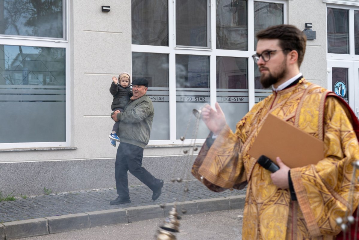 Sfântul Cuvios Cleopa de la Sihăstria, purtat în procesiune la Botoșani 360766