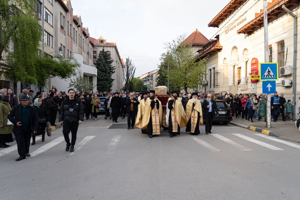 Sfântul Cuvios Cleopa de la Sihăstria, purtat în procesiune la Botoșani 360767