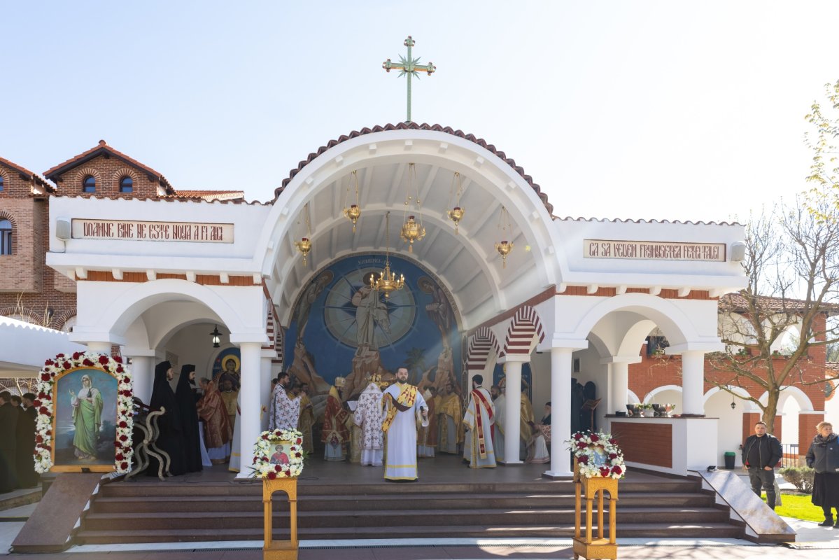 Prinos de laudă Sfântului Gheorghe, în prezența moaștelor sale  360873