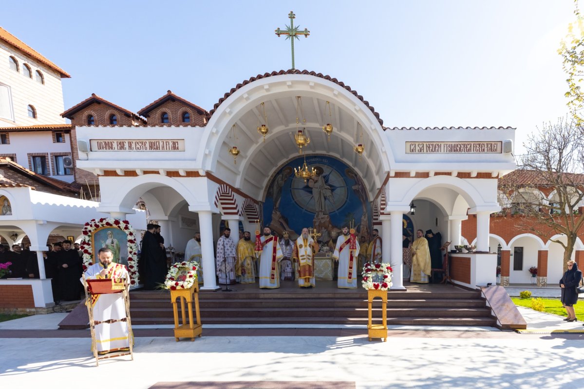 Prinos de laudă Sfântului Gheorghe, în prezența moaștelor sale  360877