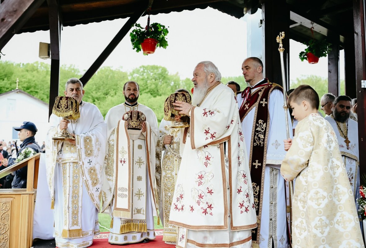 Hramul Mănăstirii „Sfântul Mare Mucenic Gheorghe” din Dej  360926