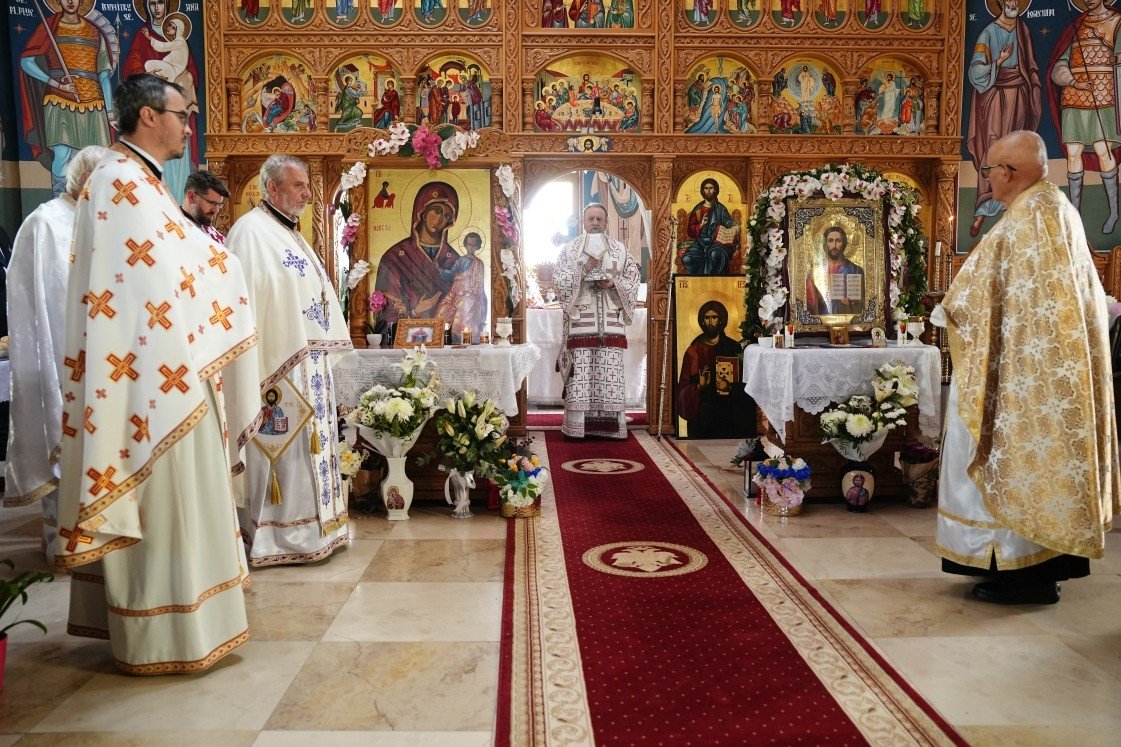 Liturghie arhierească la schitul din Veştem, judeţul Sibiu 360918