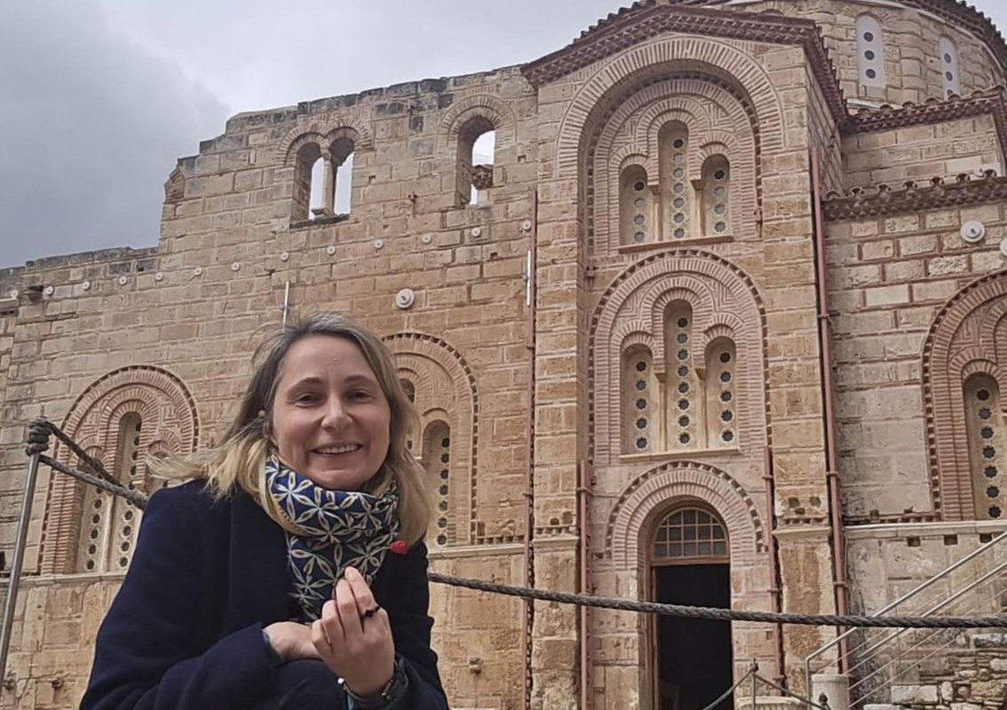 Femeia între ideologie și Înviere 360297