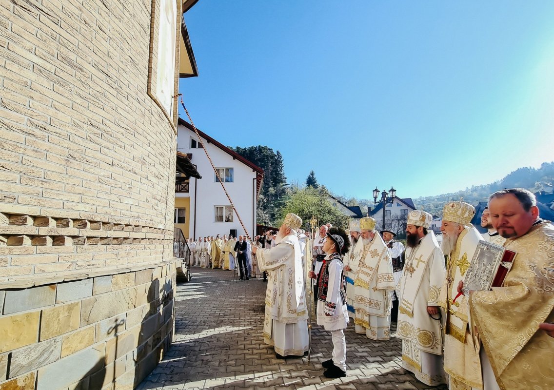 Biserica din Sângeorz‑Băi, sfințită de cinci ierarhi 361212