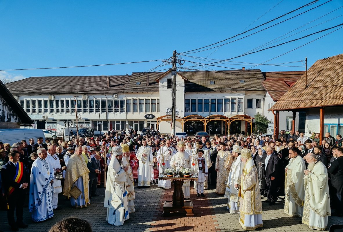 Biserica din Sângeorz‑Băi, sfințită de cinci ierarhi 361213