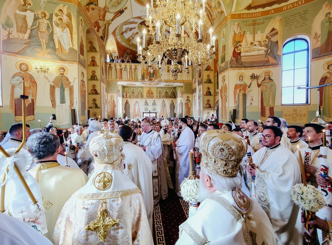 Biserica din Sângeorz‑Băi, sfințită de cinci ierarhi 361216