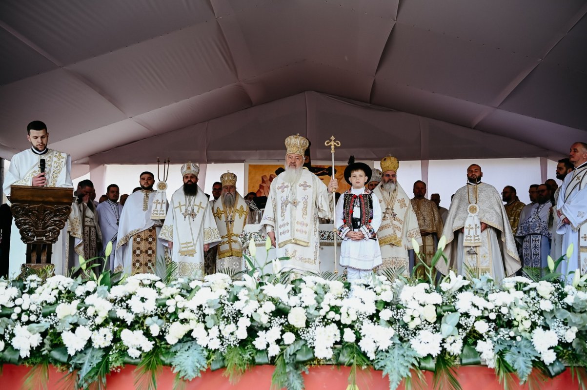 Biserica din Sângeorz‑Băi, sfințită de cinci ierarhi 361217