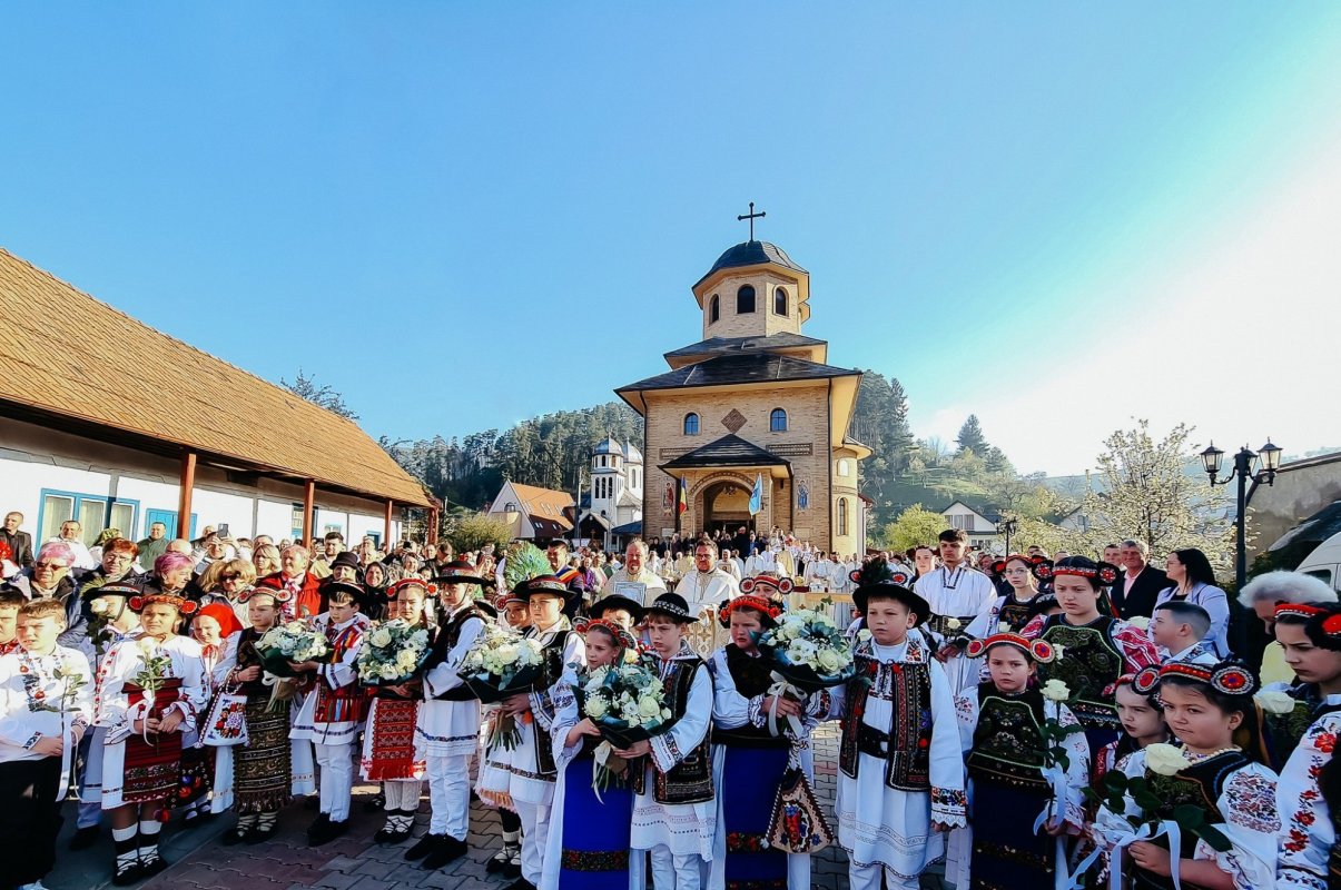 Biserica din Sângeorz‑Băi, sfințită de cinci ierarhi 361219