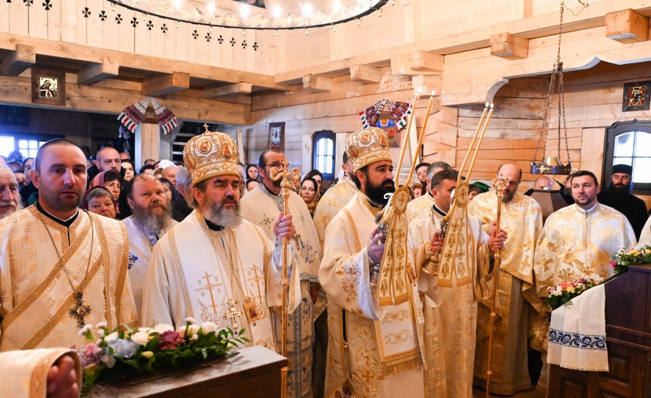 Sărbătoare la Schitul Petrila în Duminica Sfintelor Femei Mironosițe 361220