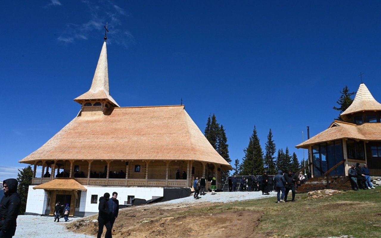 Sărbătoare la Schitul Petrila în Duminica Sfintelor Femei Mironosițe 361221