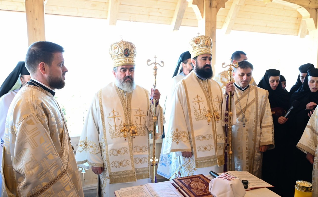 Sărbătoare la Schitul Petrila în Duminica Sfintelor Femei Mironosițe 361222