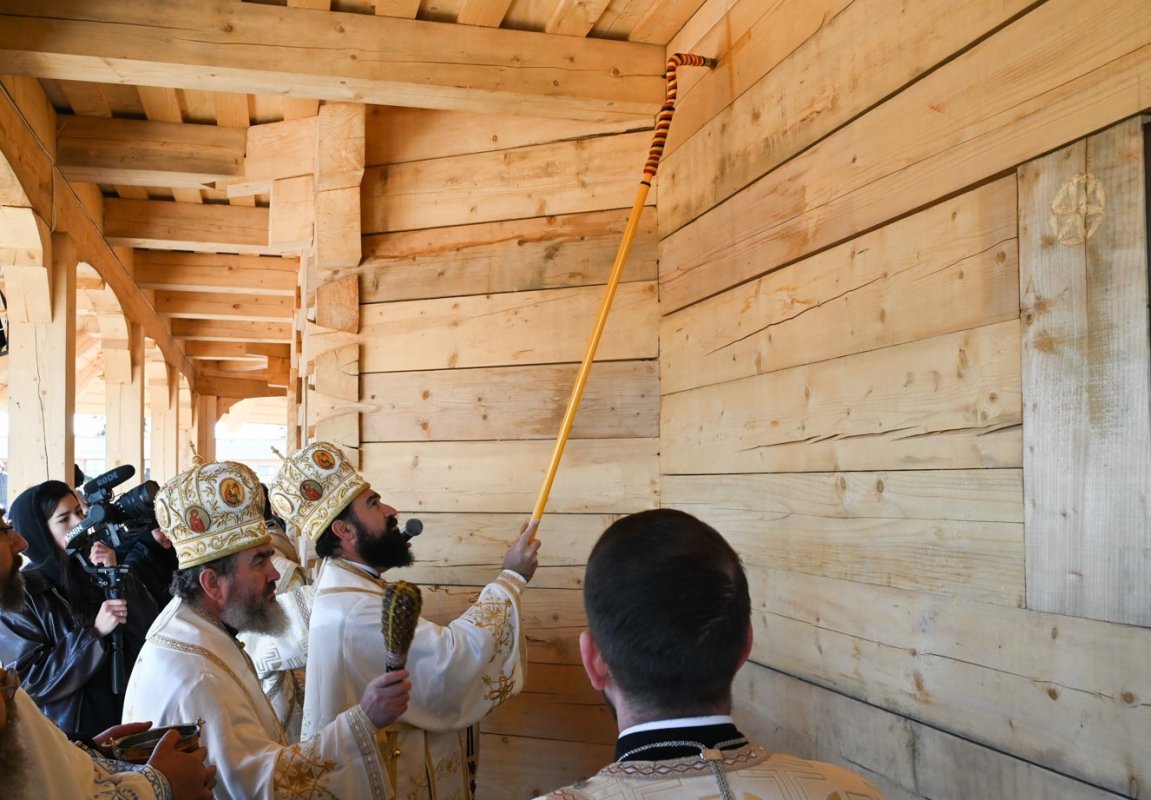 Sărbătoare la Schitul Petrila în Duminica Sfintelor Femei Mironosițe 361223