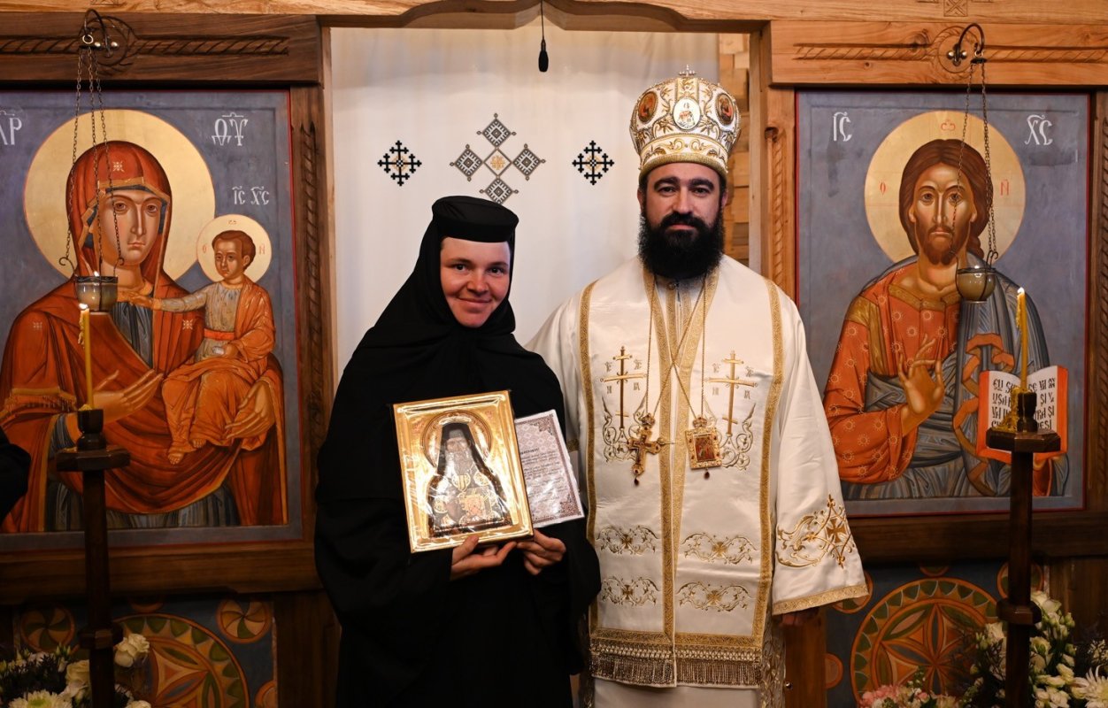 Sărbătoare la Schitul Petrila în Duminica Sfintelor Femei Mironosițe 361225