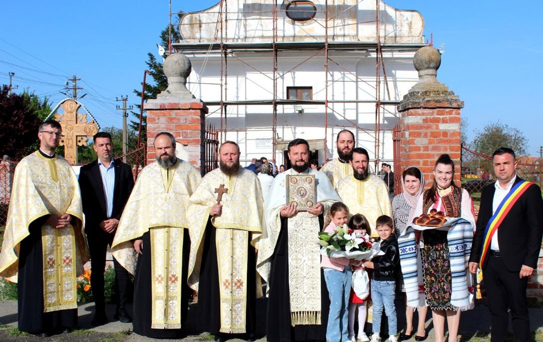 Sfințirea crucii unei biserici istorice din Banat 361241
