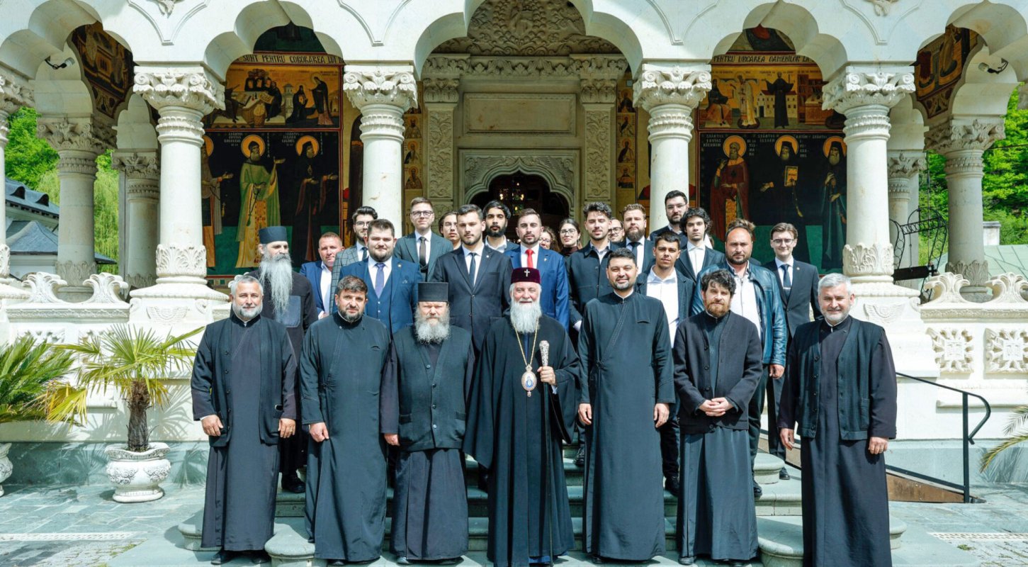 Simpozion naţional studenţesc la Mănăstirea Lainici 361339