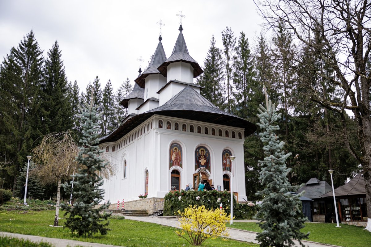 Priveghere la Mănăstirea Durău, în ajunul proclamării locale a canonizării Sfintei Mavra 361582