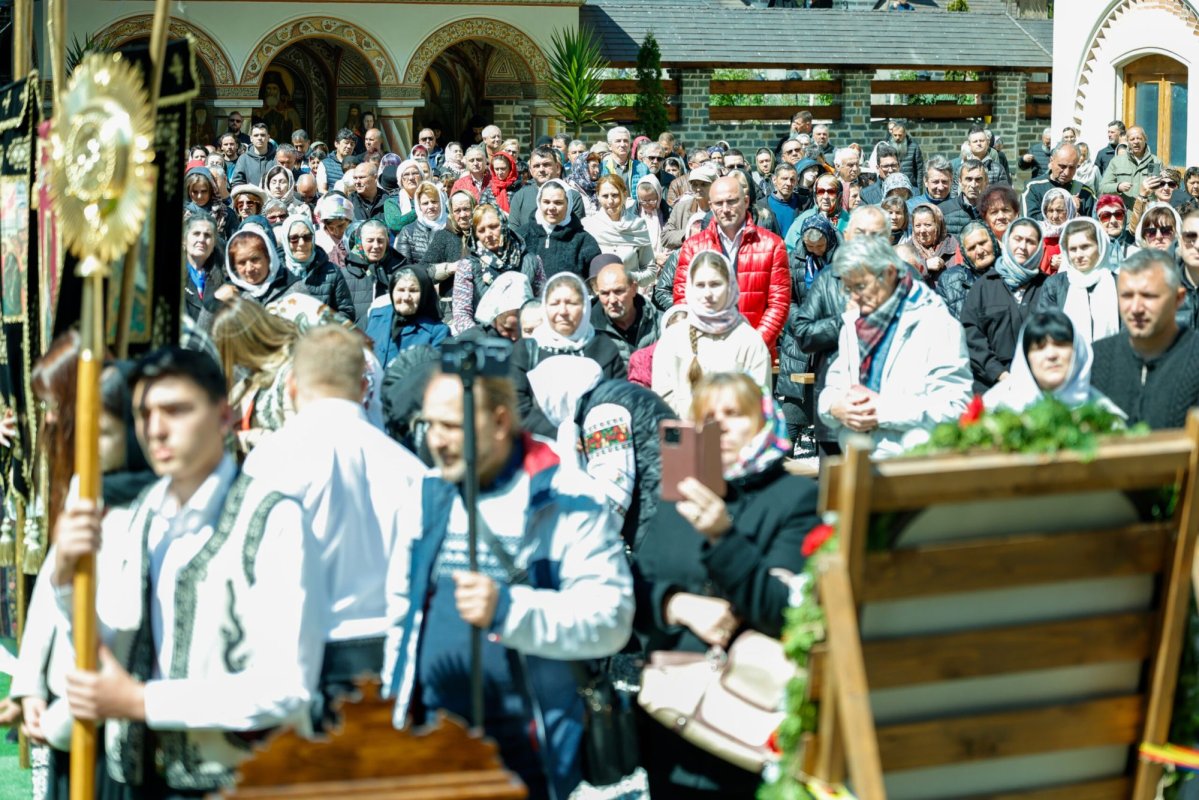 Sărbătoare luminoasă la Mănăstirea Lainici din Gorj 361573
