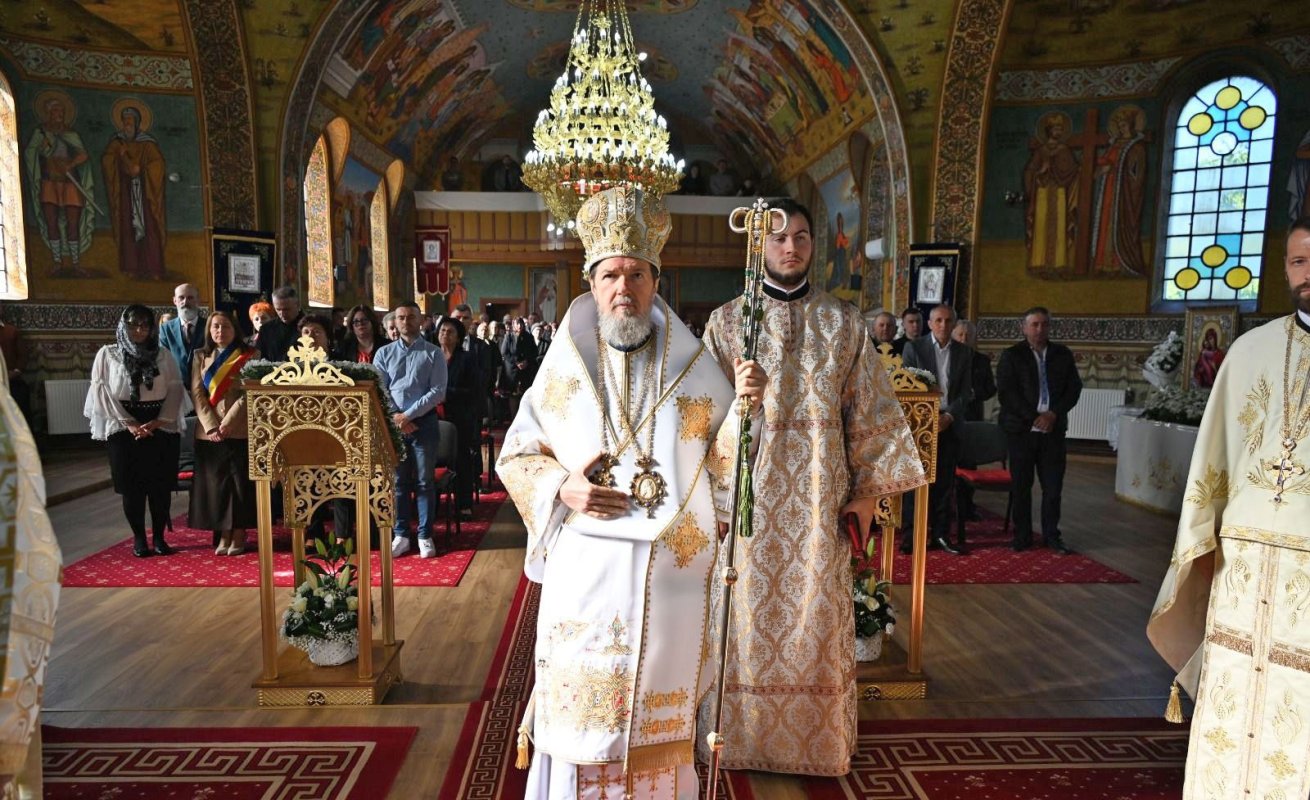 Liturghie arhierească în Parohia Drăgești, Episcopia Oradiei 361705