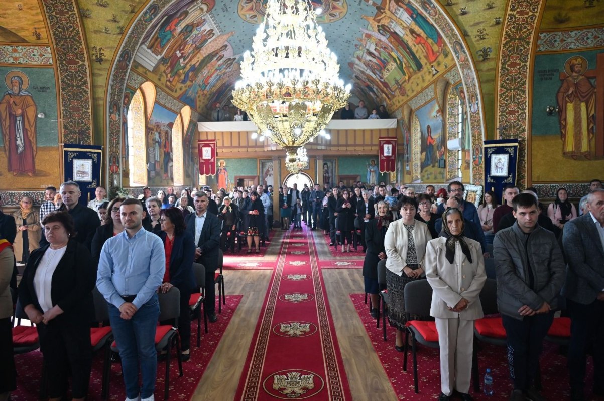 Liturghie arhierească în Parohia Drăgești, Episcopia Oradiei 361707