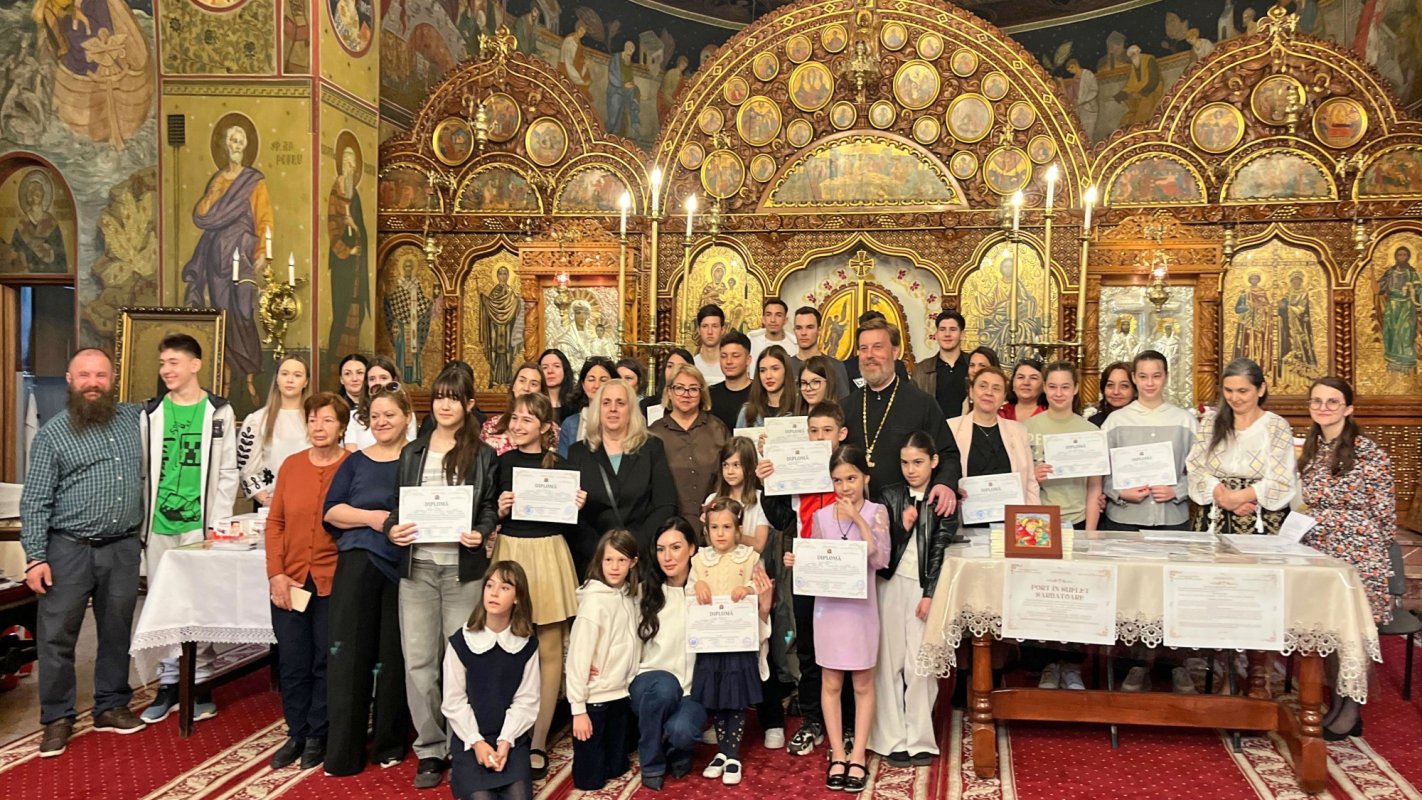 Elevi premiaţi în biserica Parohiei Parcul Călăraşi 361897