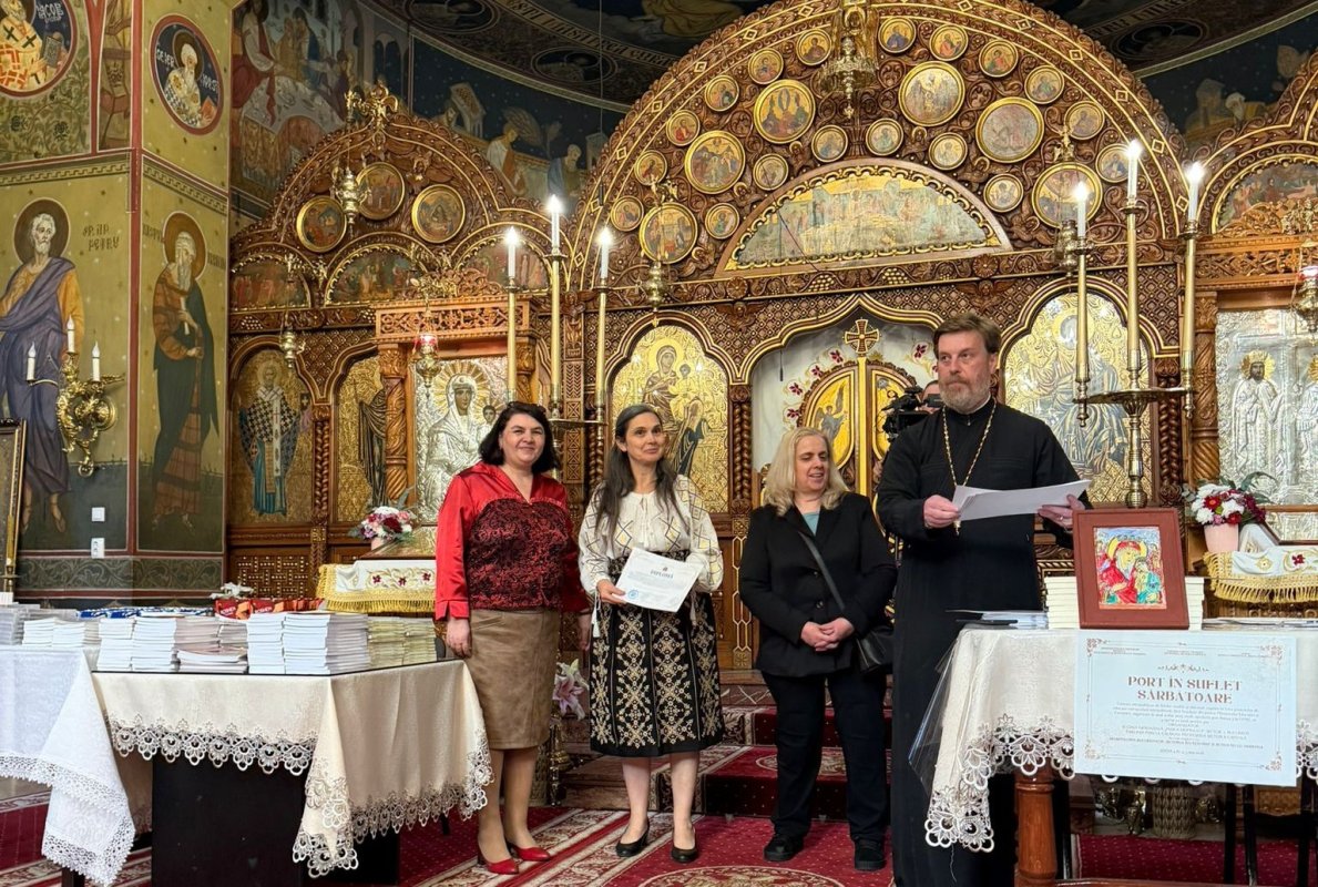 Elevi premiaţi în biserica Parohiei Parcul Călăraşi 361898