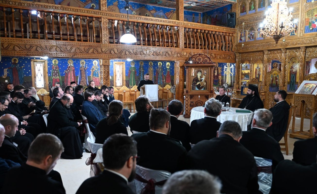 Preoţii din protopopiatele Petroșani și Hațeg reuniţi la conferinţa de primăvară 361891