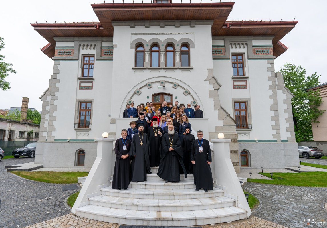 Teologi, filosofi și sociologi au dezbătut la Bacău rolul și provocările familiei în societatea contemporană 362353