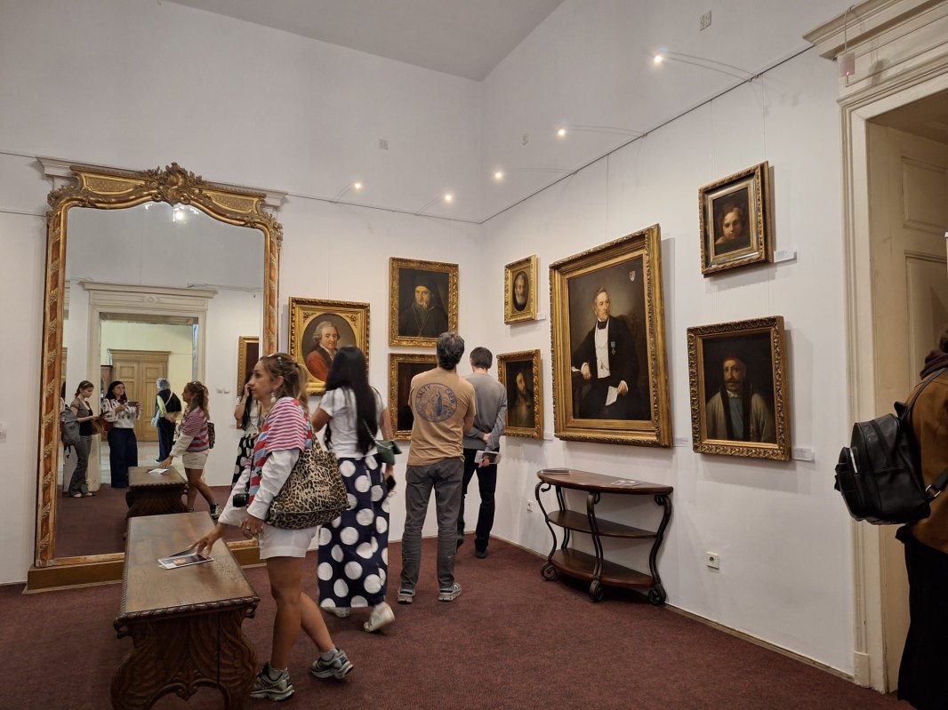 Portrete masculine de Tattarescu la Palatul Suțu  362411