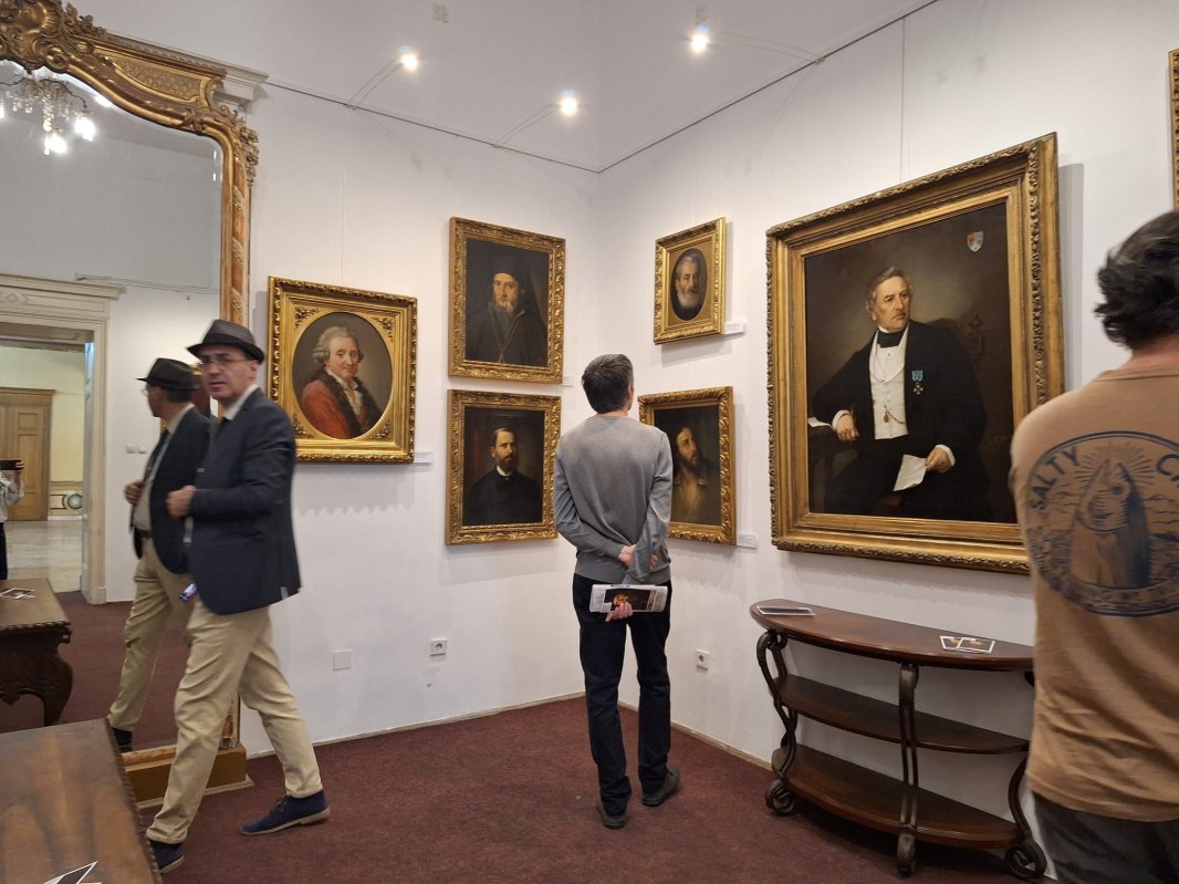 Portrete masculine de Tattarescu la Palatul Suțu  362412