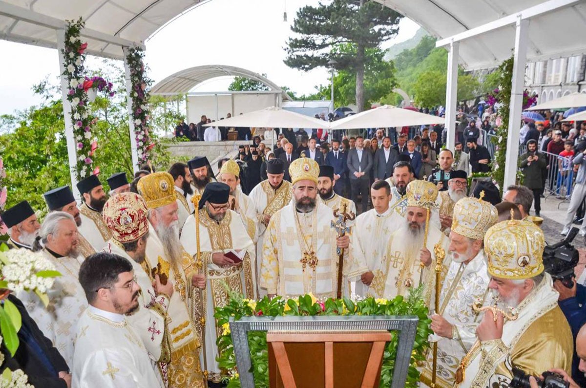 Hramul Mănăstirii Ostrog din Muntenegru 362600