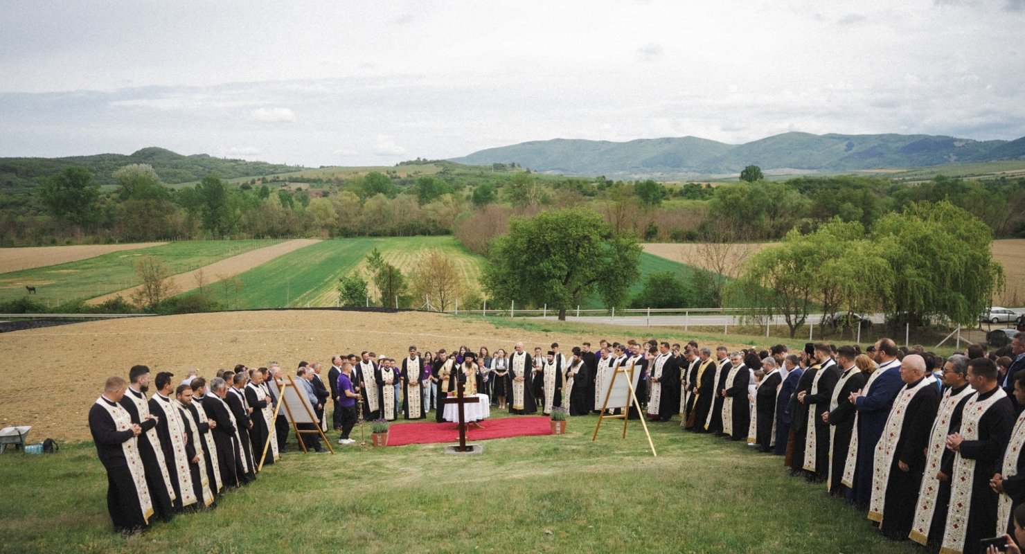 Piatra de temelie pentru Centrul misionar de tineret „Sfântul Nicolae” din Horoatu Crasnei 362567