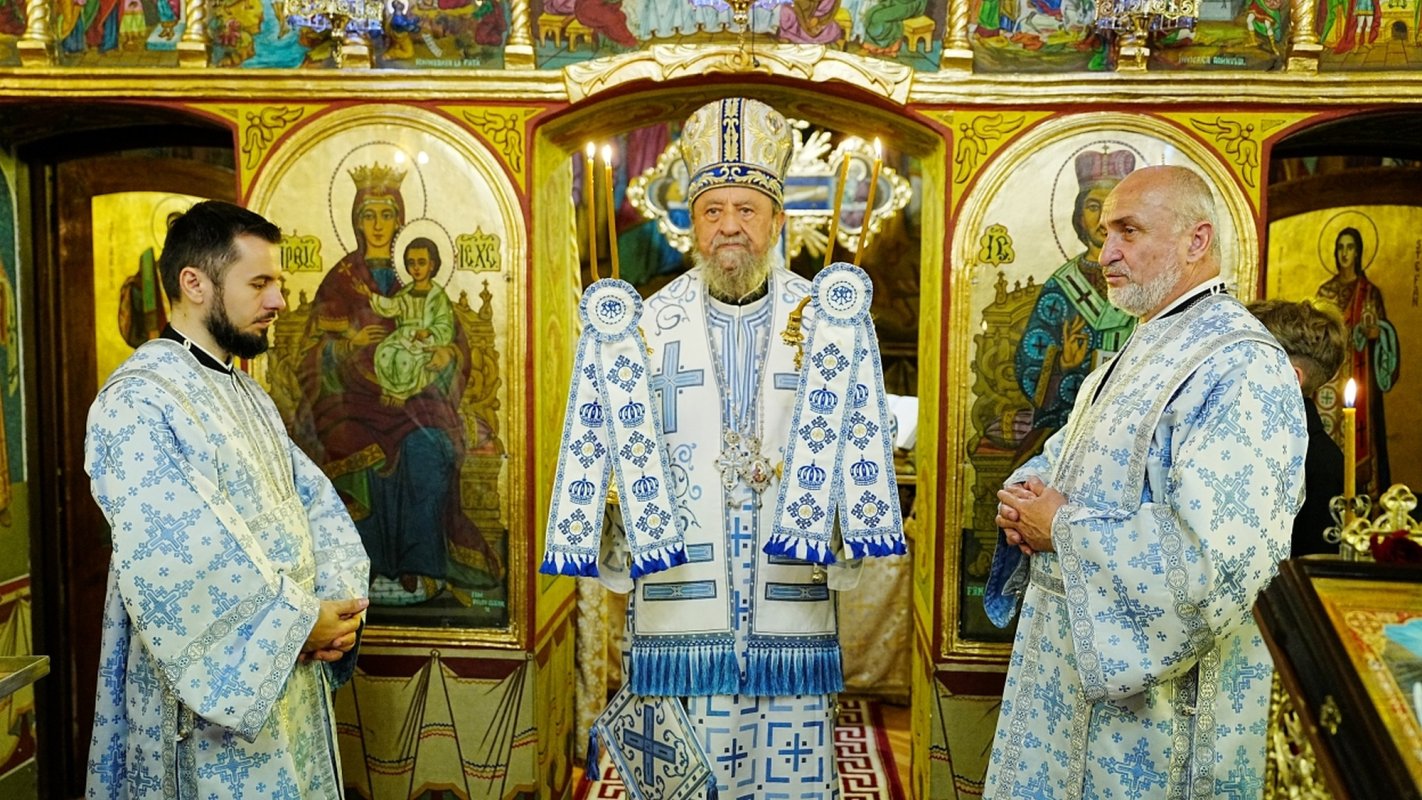 Liturghie arhierească în biserica veche din cartierul sibian Turnişor 362987