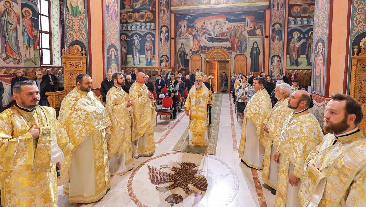 Sfințirea icoanelor unui paraclis din Nehoiu 363015