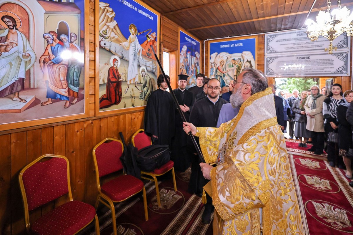 Sfințirea icoanelor unui paraclis din Nehoiu 363016