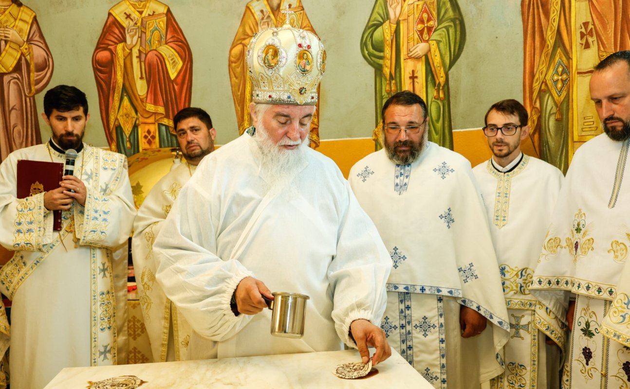 Sfințirea unei biserici înnoite din județul Dolj 363026