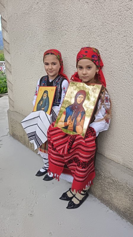Pe urmele luminii - mărturii despre o familie aleasă și răbdarea care naște sfințenie 363179