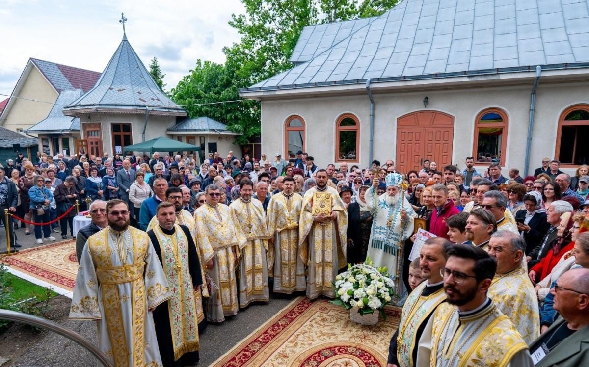 Sfințirea noilor clopote la Biserica „Sfinții Împărați Constantin și Elena” din Bacău 363197