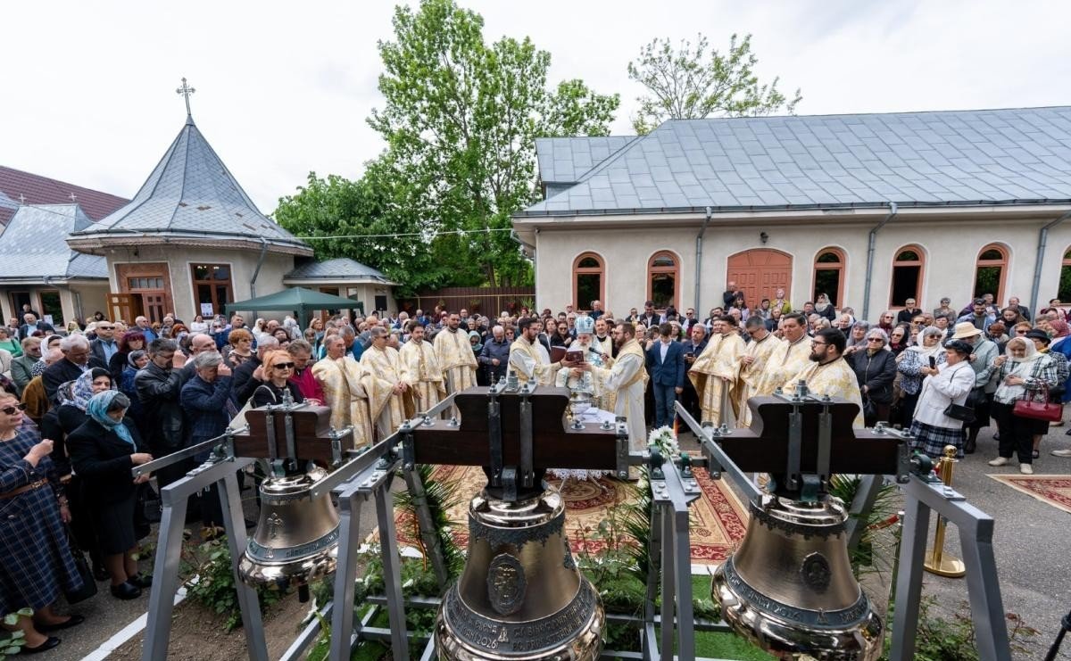 Sfințirea noilor clopote la Biserica „Sfinții Împărați Constantin și Elena” din Bacău 363198