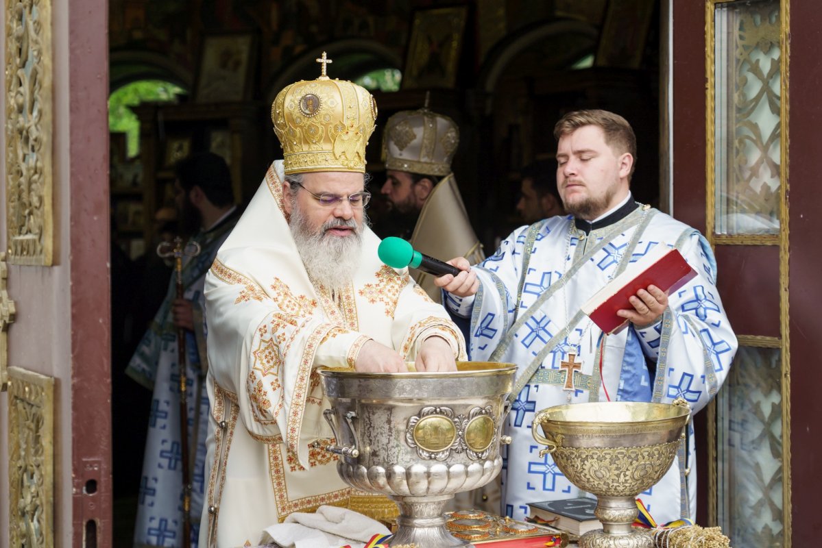 Hramul istoric al Mănăstirii Neamț, sărbătorit de praznicul Înălțării Domnului 363420