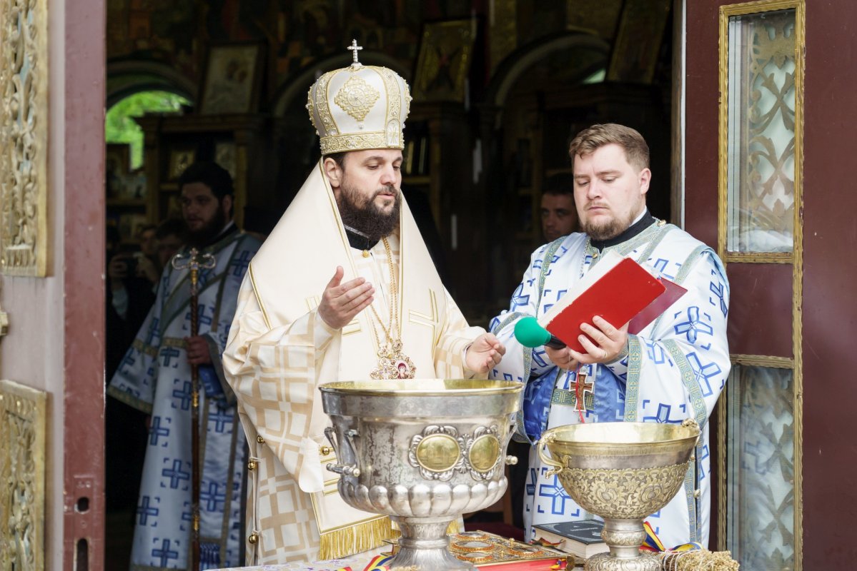 Hramul istoric al Mănăstirii Neamț, sărbătorit de praznicul Înălțării Domnului 363421