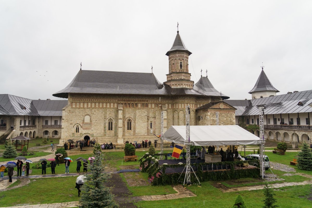 Hramul istoric al Mănăstirii Neamț, sărbătorit de praznicul Înălțării Domnului 363422