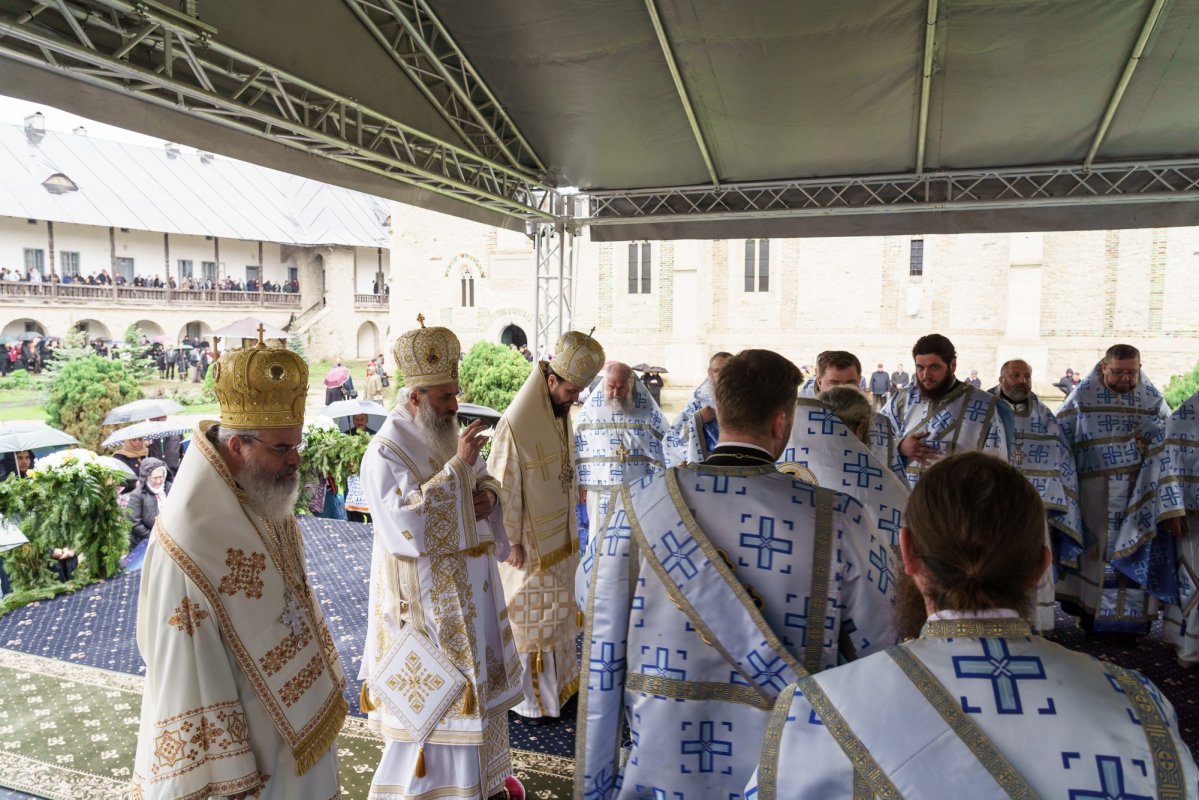 Hramul istoric al Mănăstirii Neamț, sărbătorit de praznicul Înălțării Domnului 363424