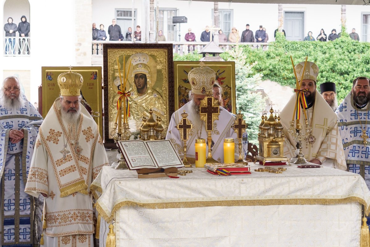 Hramul istoric al Mănăstirii Neamț, sărbătorit de praznicul Înălțării Domnului 363429