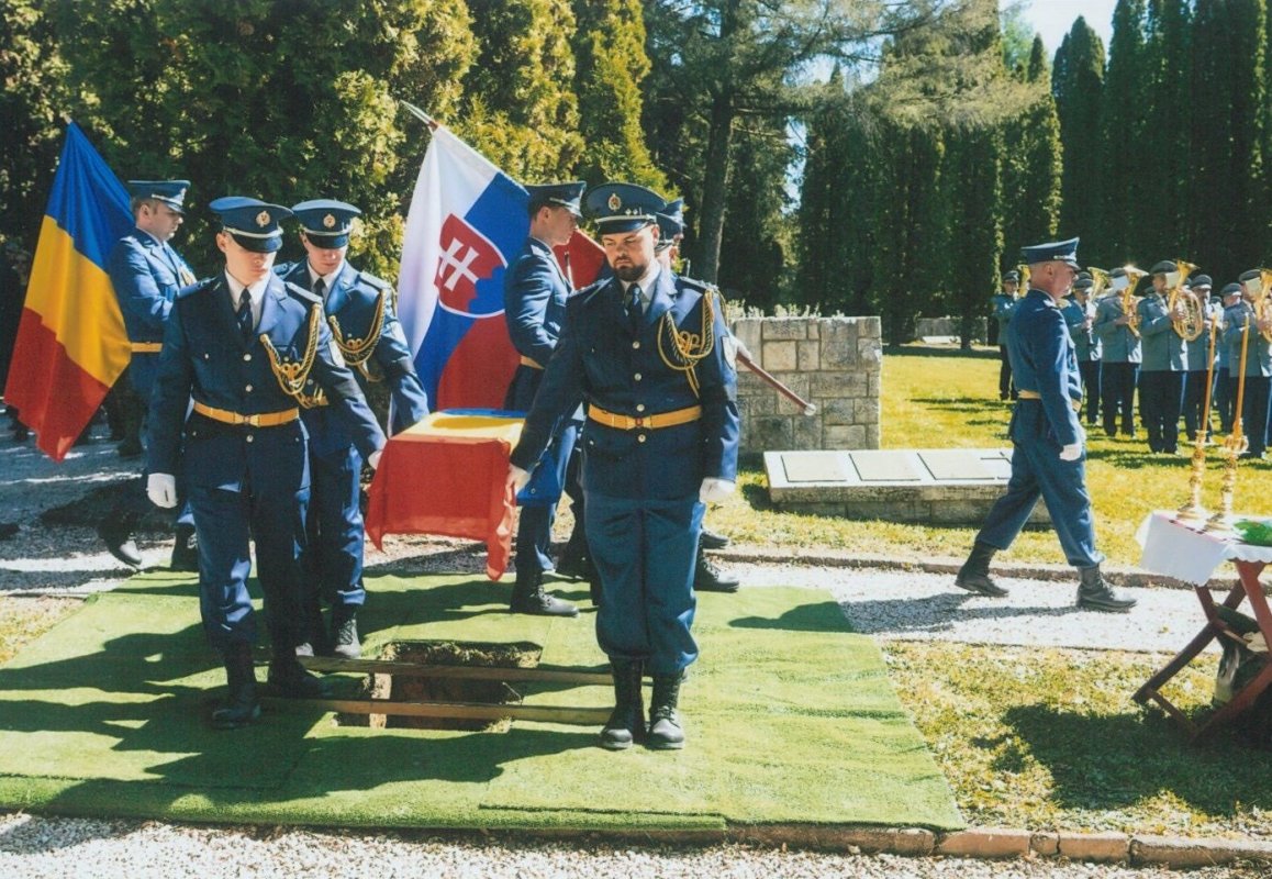 Reînhumarea osemintelor unui soldat român necunoscut în Cimitirul din Zvolen 363589