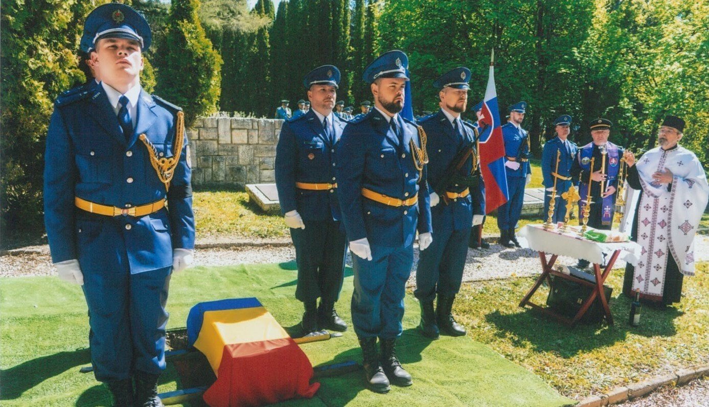 Reînhumarea osemintelor unui soldat român necunoscut în Cimitirul din Zvolen 363592